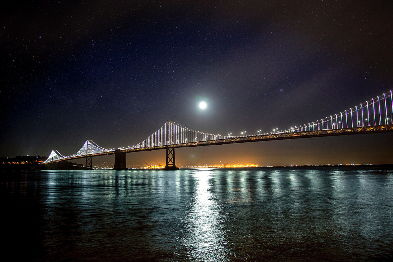 Moon在三藩湾奥克兰湾悬索桥上的水面反射