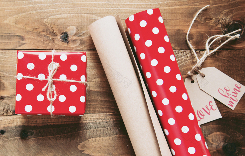 礼品包装盒旁的红白圆点礼品盒
