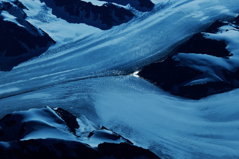 冰山冻冬冷自然户外抽象蓝色冰川反射格陵兰鸟瞰冰岛夜晚溪流