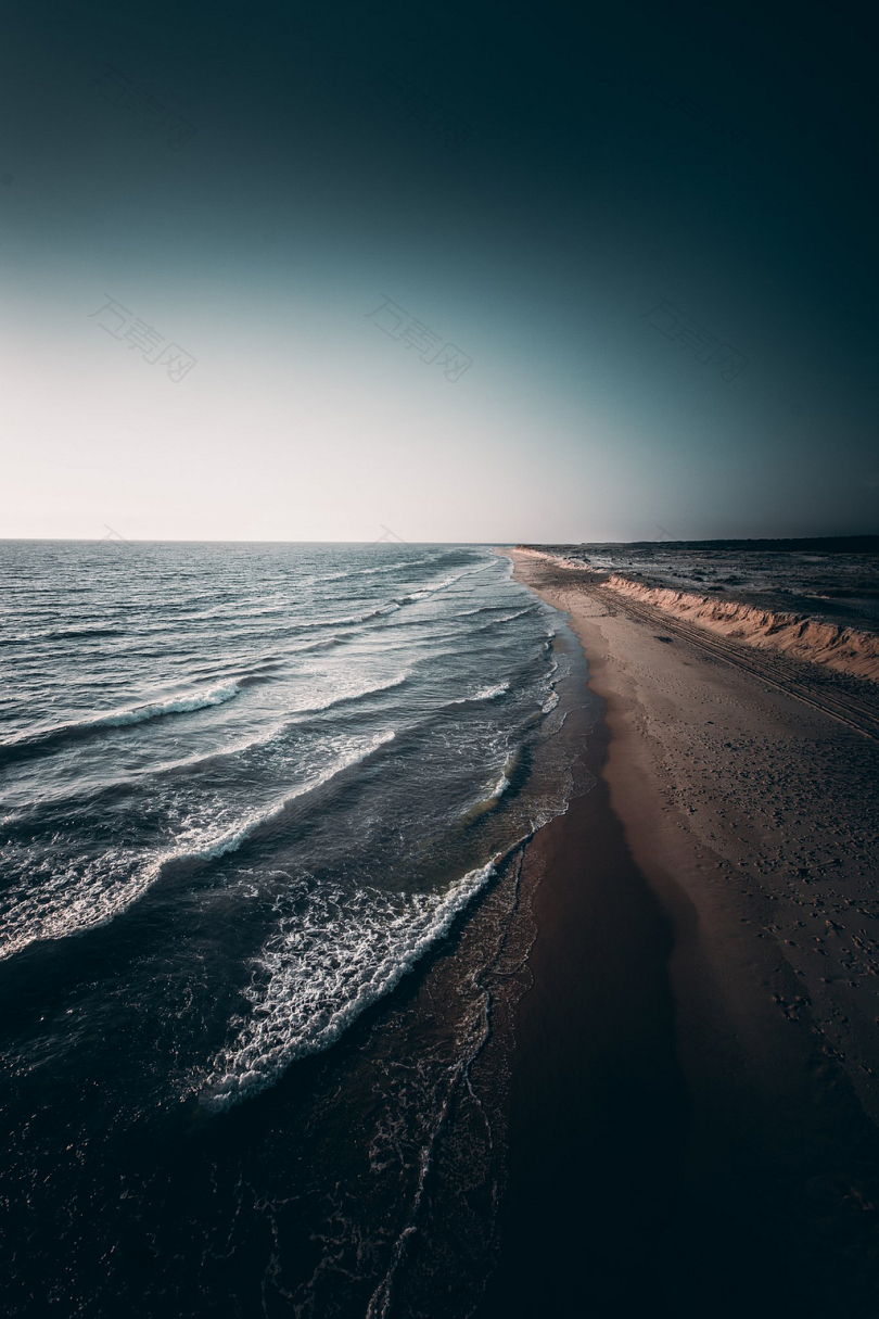平静的海浪撞击海岸