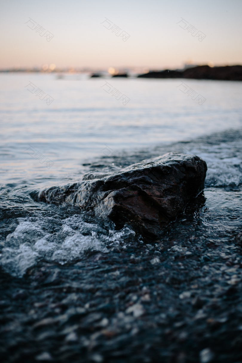 水撞击海岸线上的岩石