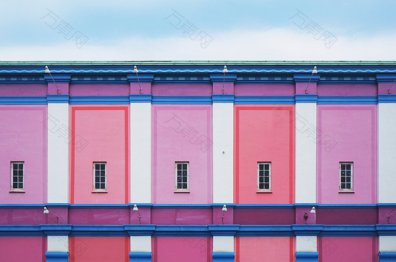 蓝天下的粉色混凝土白房子