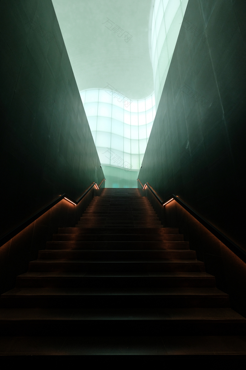楼梯灯光黑暗建筑楼梯台阶博物馆室内设计现代仰视抽象艺术