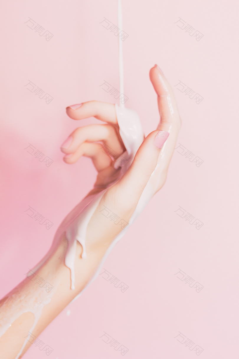 手粉红背景指甲手指粉彩创意牛奶颜色肖像冰淇淋奶油