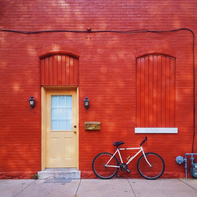 红色房子首页甜蜜的家庭自行车循环运输邻居邻里邻域门窗口闩锁
