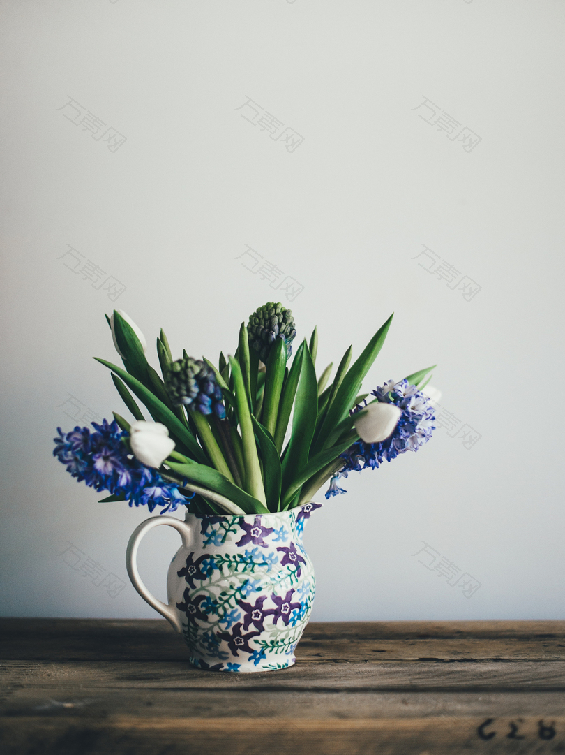 桌上白色花瓶上的花