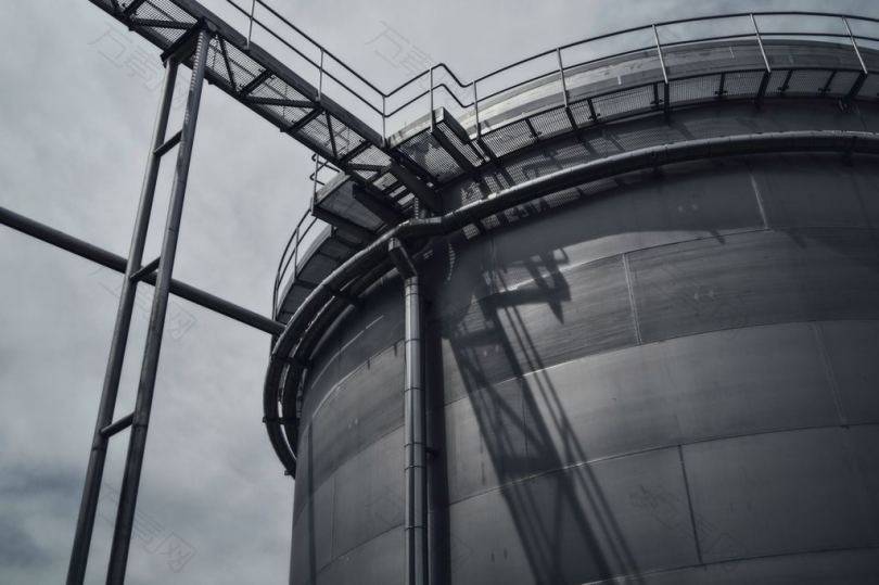 工业玻璃钢塔的黑白照片BudvarN波德尼克