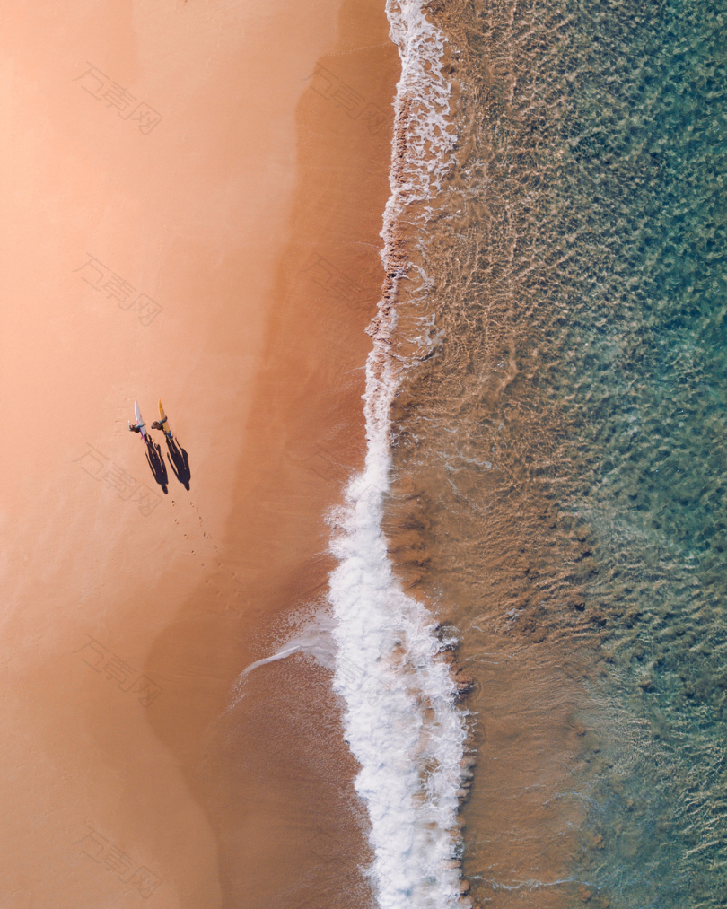 两个人白天在海边散步的航空摄影