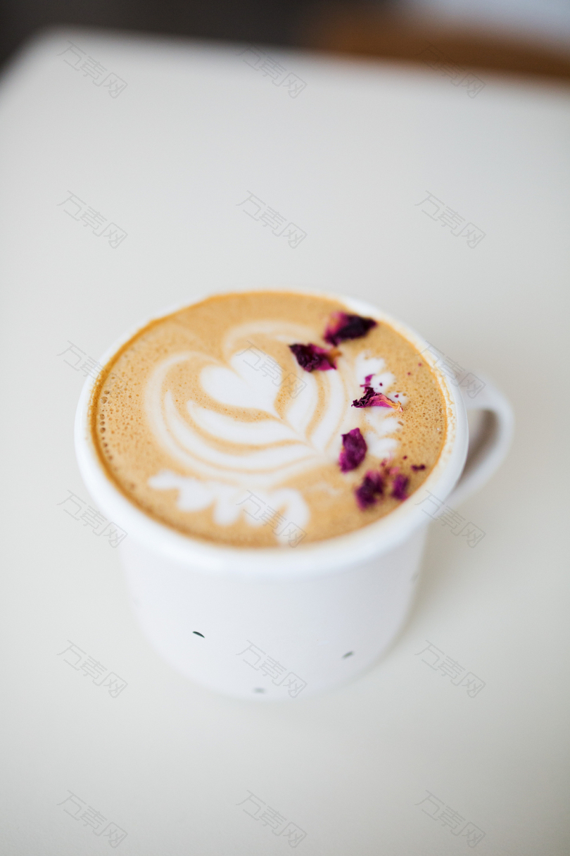 咖啡拿铁拿铁艺术饮料泡沫克雷玛杯子桌子早晨花瓣玫瑰花瓣咖啡店当地咖啡食物摄影咖啡摄影