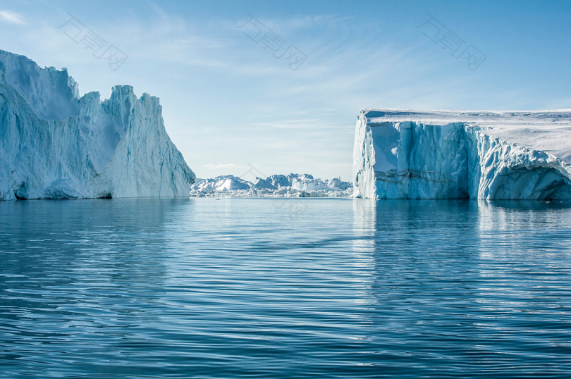 白天蓝天白水下的冰山