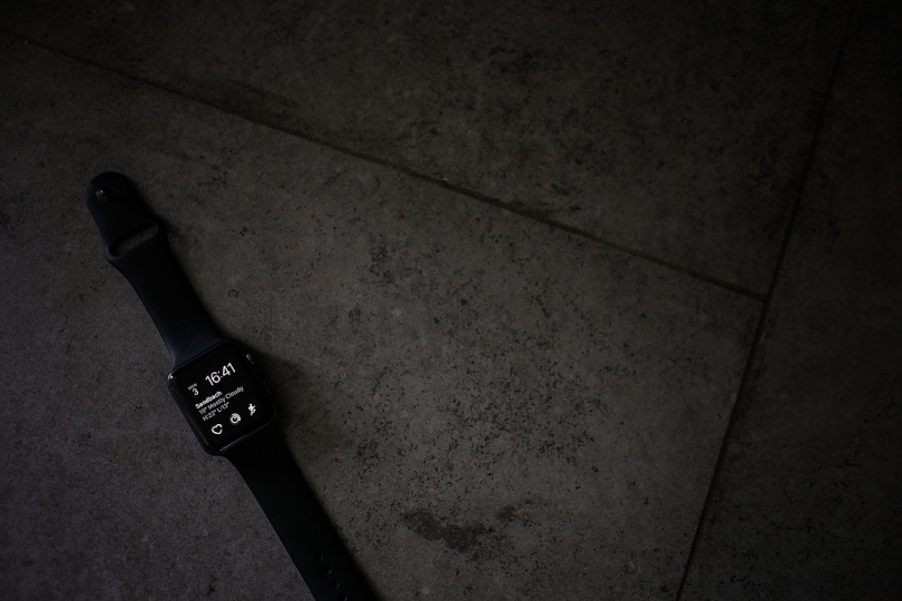 空间灰色苹果手表与黑色运动带上的棕色瓷砖