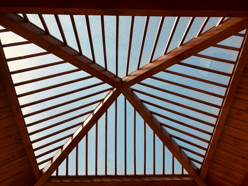 棕色木屋顶天花板的低角度摄影