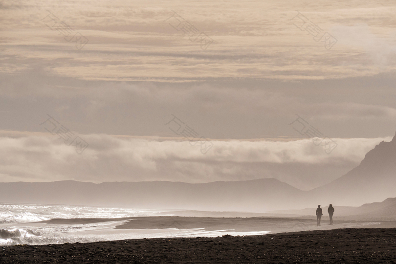 两个人在海边散步