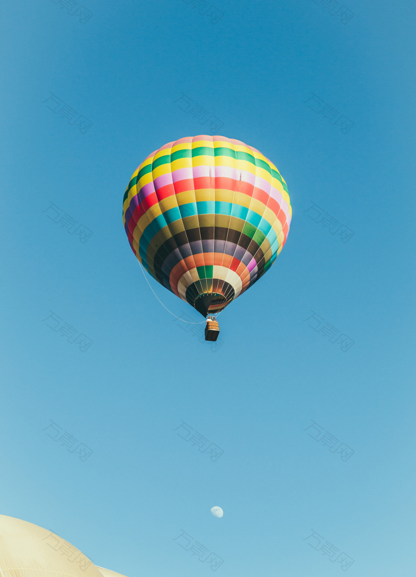 蓝天下的多色热气球