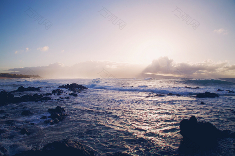 海浪撞击岩石的风景图片