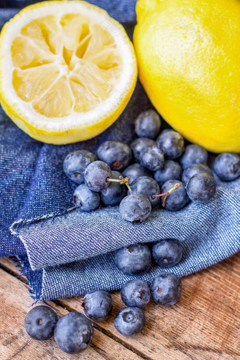 蓝莓水果附近黄色柠檬特写摄影