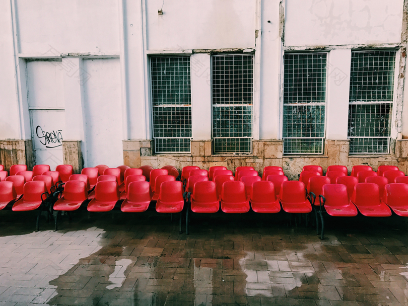 红黑塑料椅
