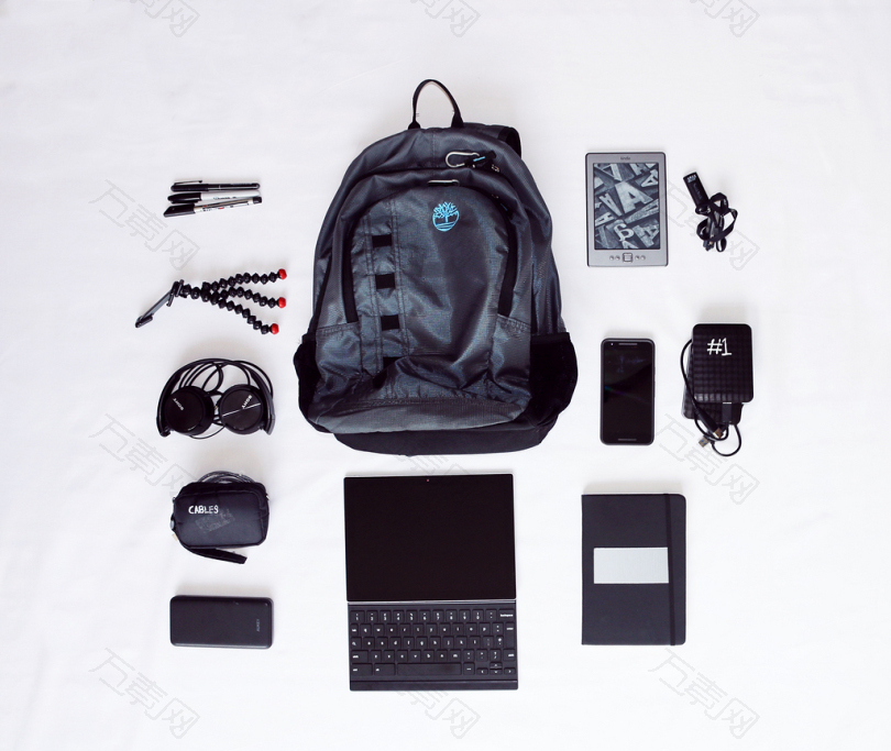 背包笔记本电脑耳机智能手机和章鱼三脚架的平面摄影