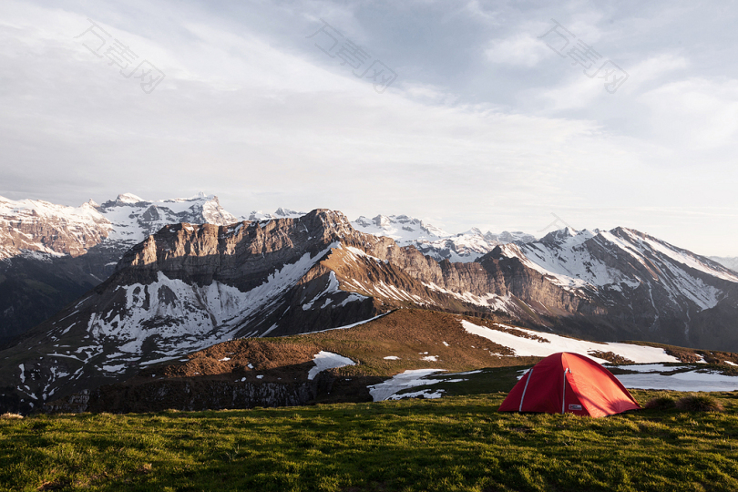 冰山旁草场上的红帐篷自然摄影