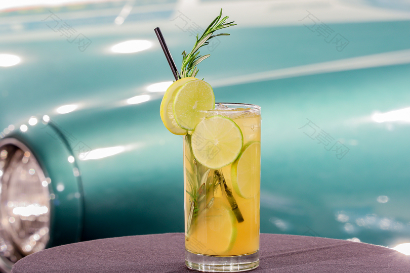 玻璃玻璃夏天喝液体柠檬石灰鸡尾酒新鲜饮料甜水果食品果汁