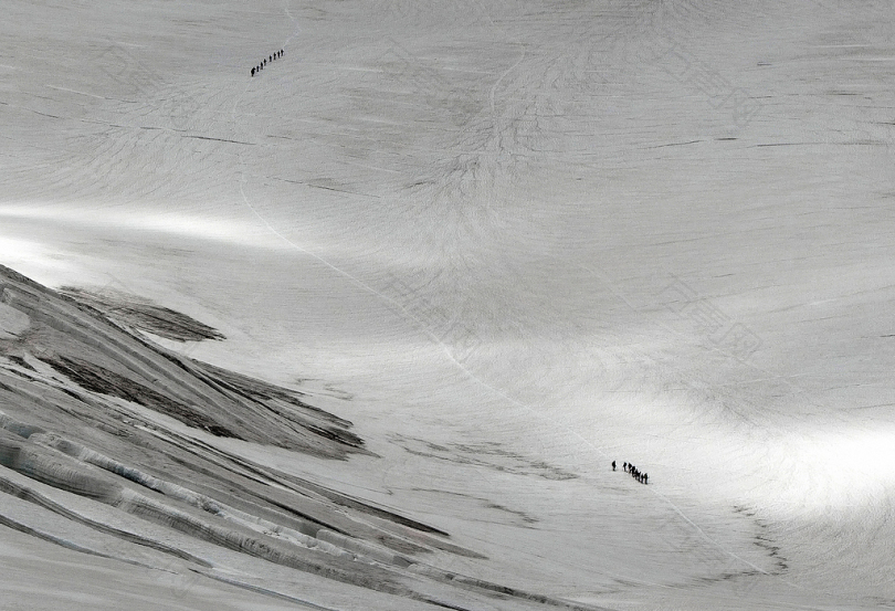 雪人漫步山野的航空摄影
