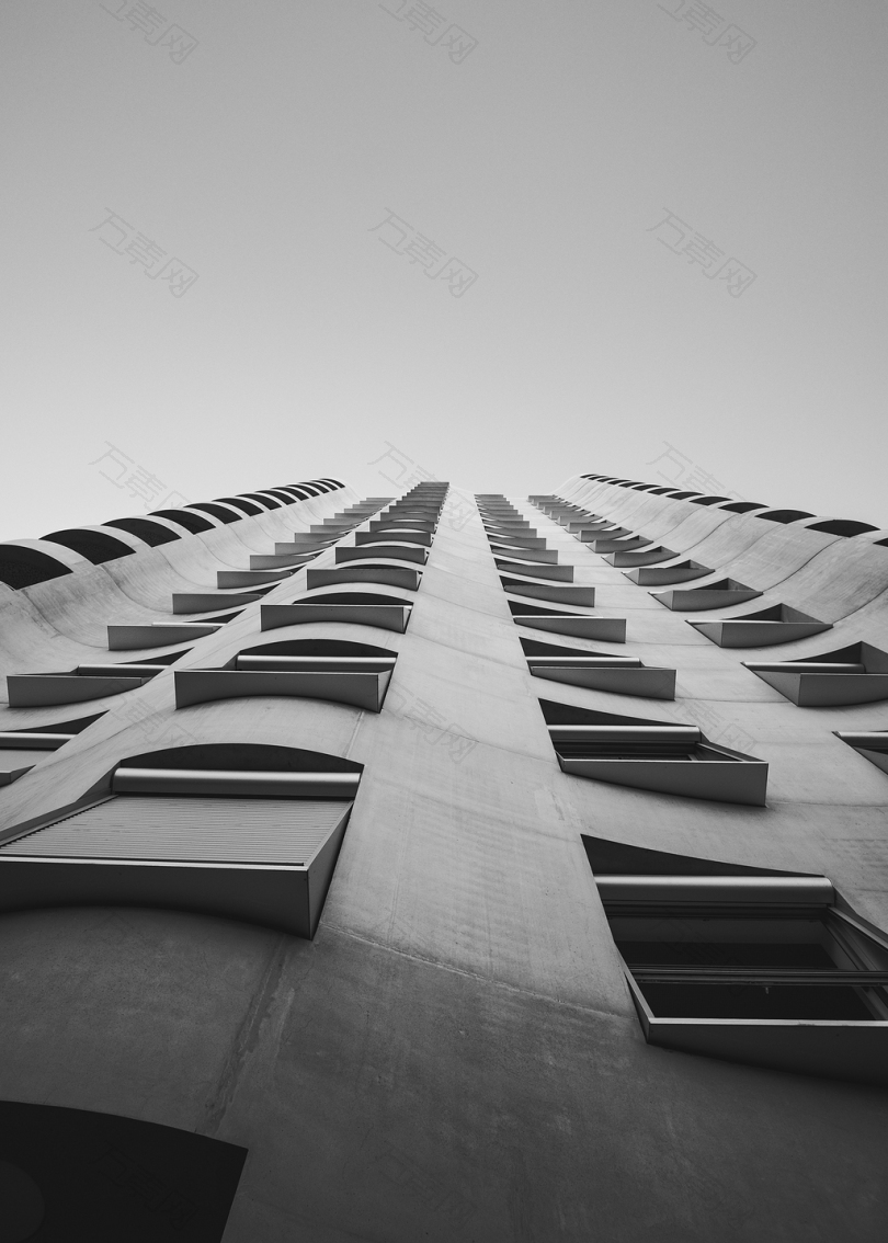 灰色混凝土建筑物的低角度摄影