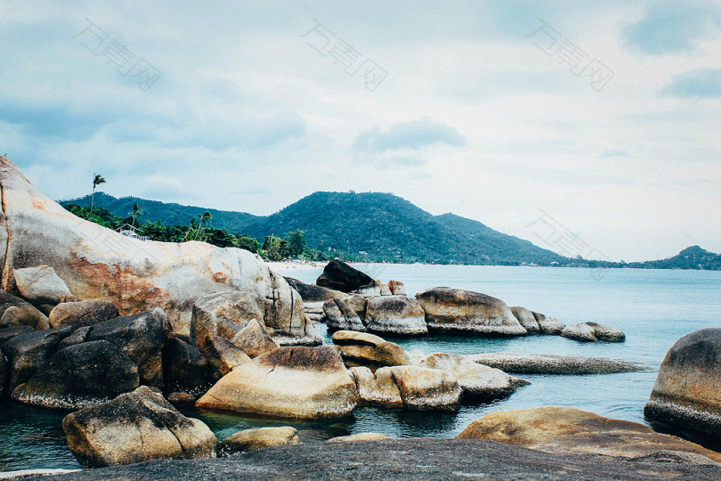 布满岩石的海滩