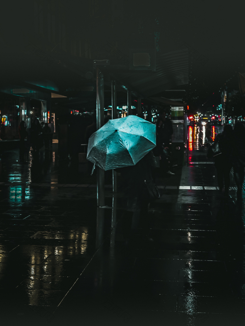 建筑物城市路街雨湿水伞灯黑暗
