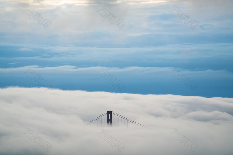 金门大桥覆盖着白色多云的天空