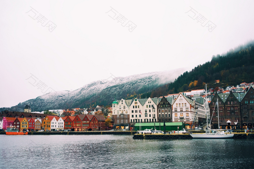 瑞典水体旁的彩色别墅