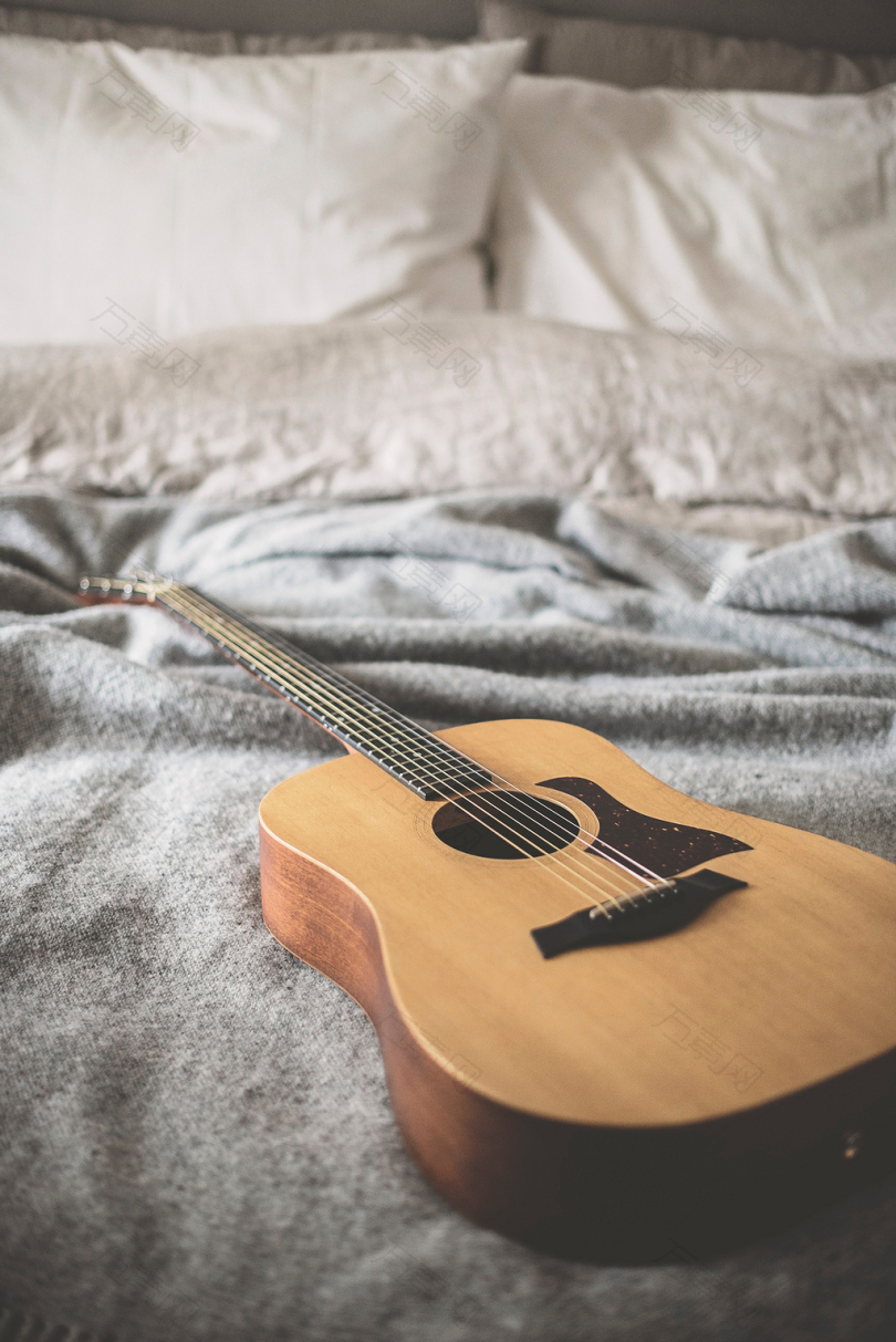 床上被单上的吉他