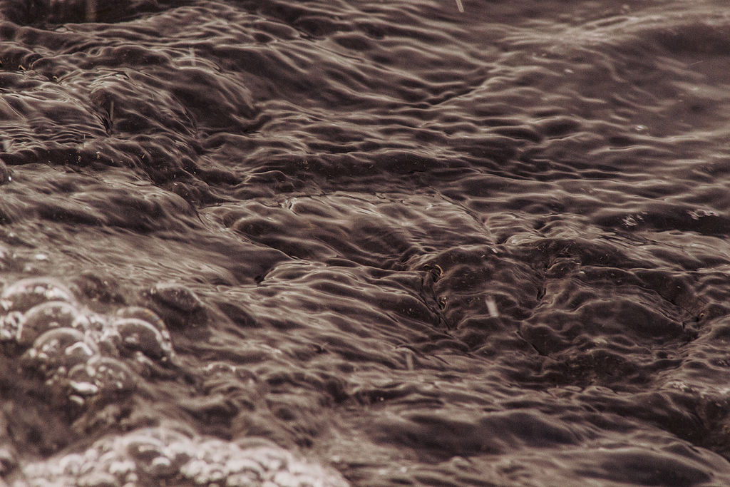 水的纹理水开放的海洋涟漪黑暗湖泊特写镜头关闭喜怒无常水流溪流向上肋骨纹理
