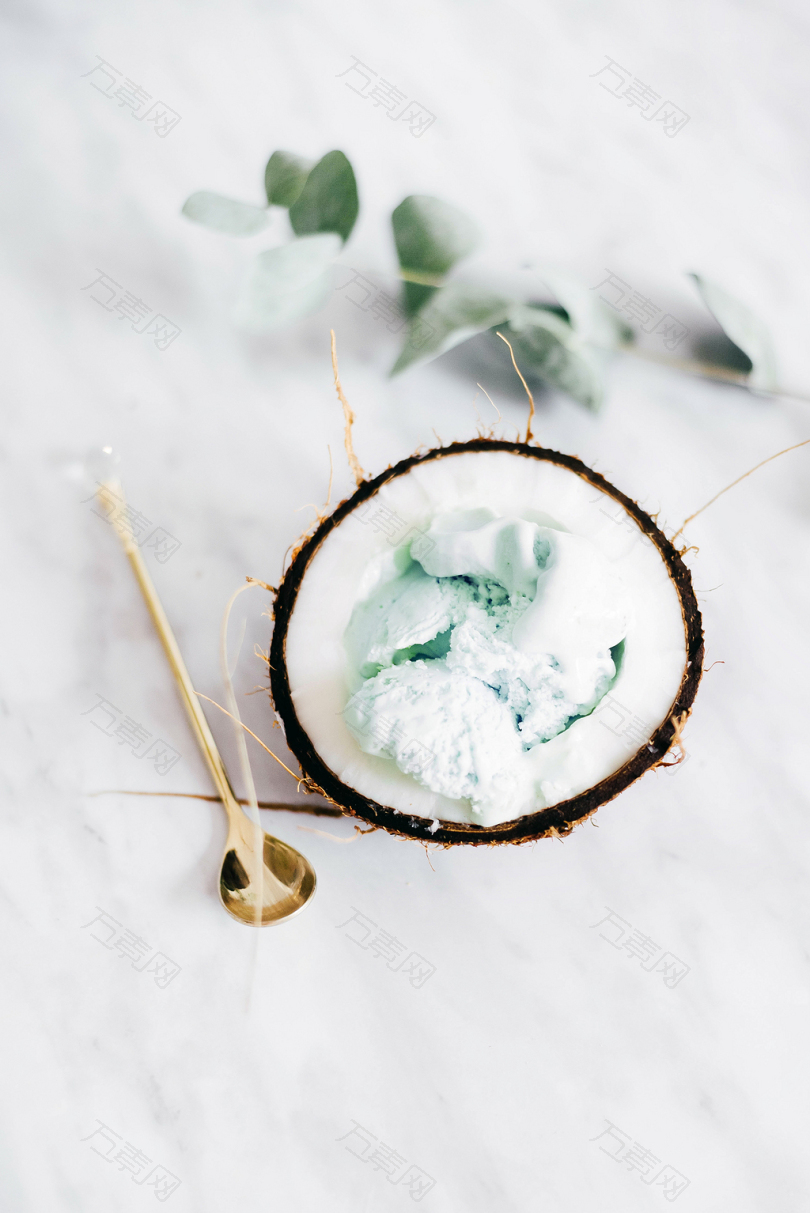 椰子冰淇淋旁匙