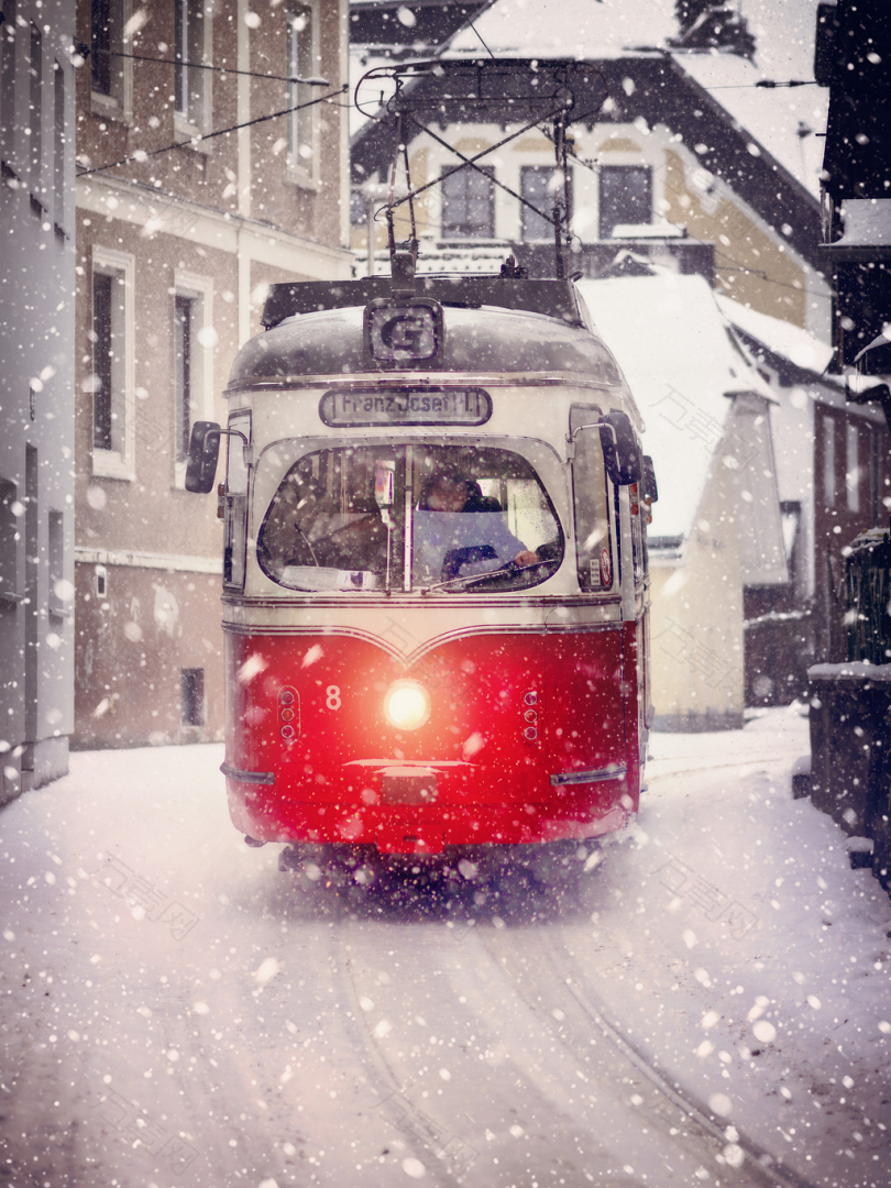 路电车的传输系统城市冬天车辆驱动器雪公共交通寒冬冷雪花