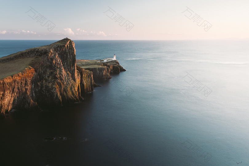 蓝海航空摄影旁边的棕色山崖