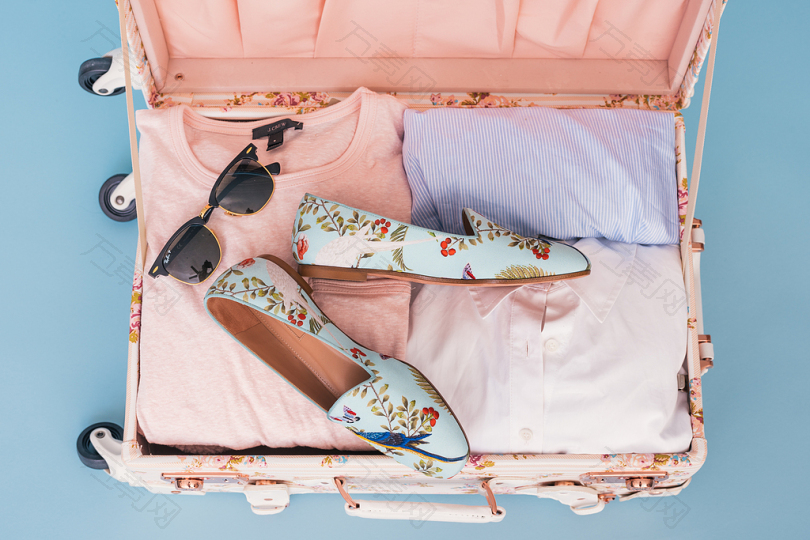 行李箱里的衣服和鞋子