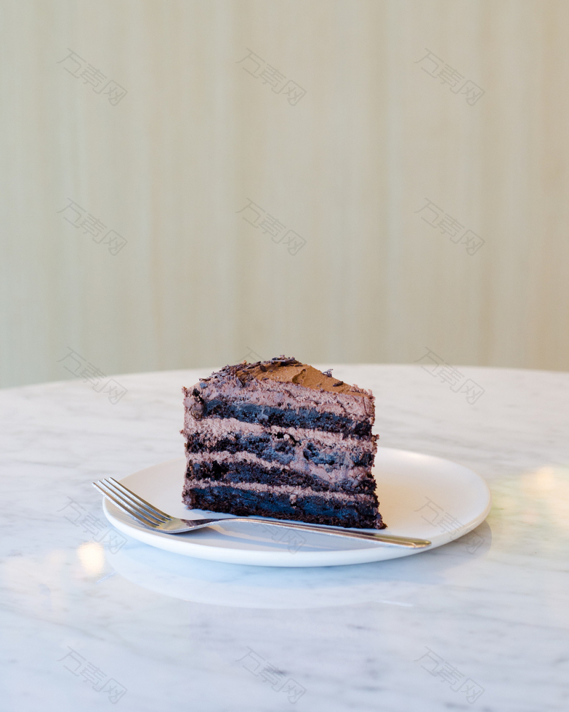 盘子旁边的切块巧克力蛋糕