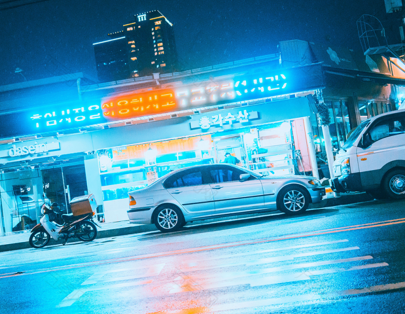 城市街道汽车灯光霓虹灯蓝色夜色橙色赛博朋克蒸汽波汉城夜间摄影超越