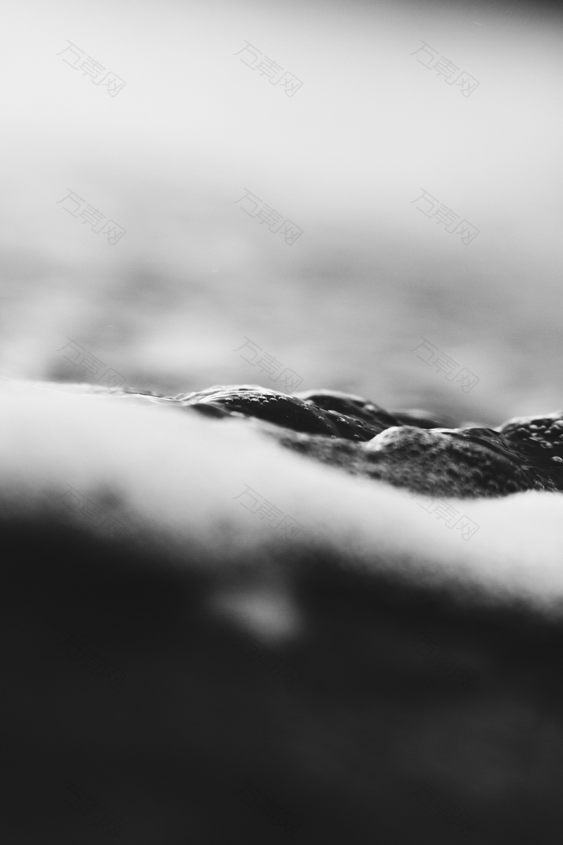 水和气泡背景的黑色和白色宏观背景