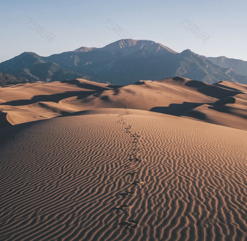 沙漠向山的足迹