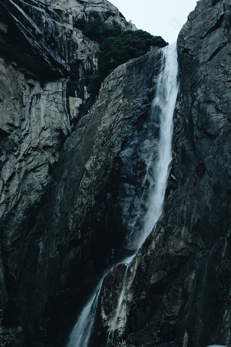 岩石山上的瀑布汹涌