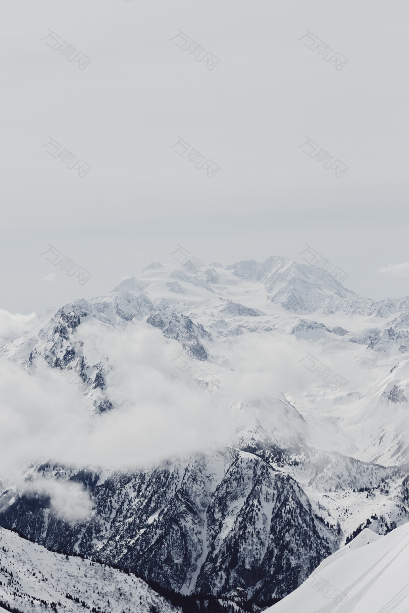 积云下的高山阿尔卑斯山