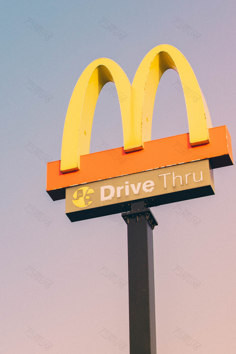 麦当劳路过标志街道标牌
