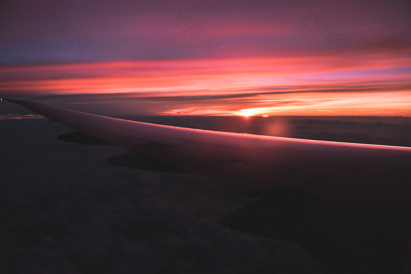 从飞机看橙色日落