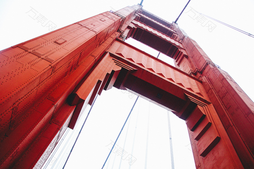 红悬索桥低角度照片