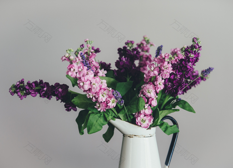 粉色紫色花瓣白色陶瓷花瓶