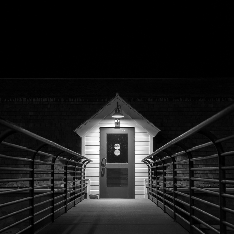 黑白相间栏杆门灯前线夜晚一盏灯障碍标志公园黑暗沉闷对称最小布兰科尼格