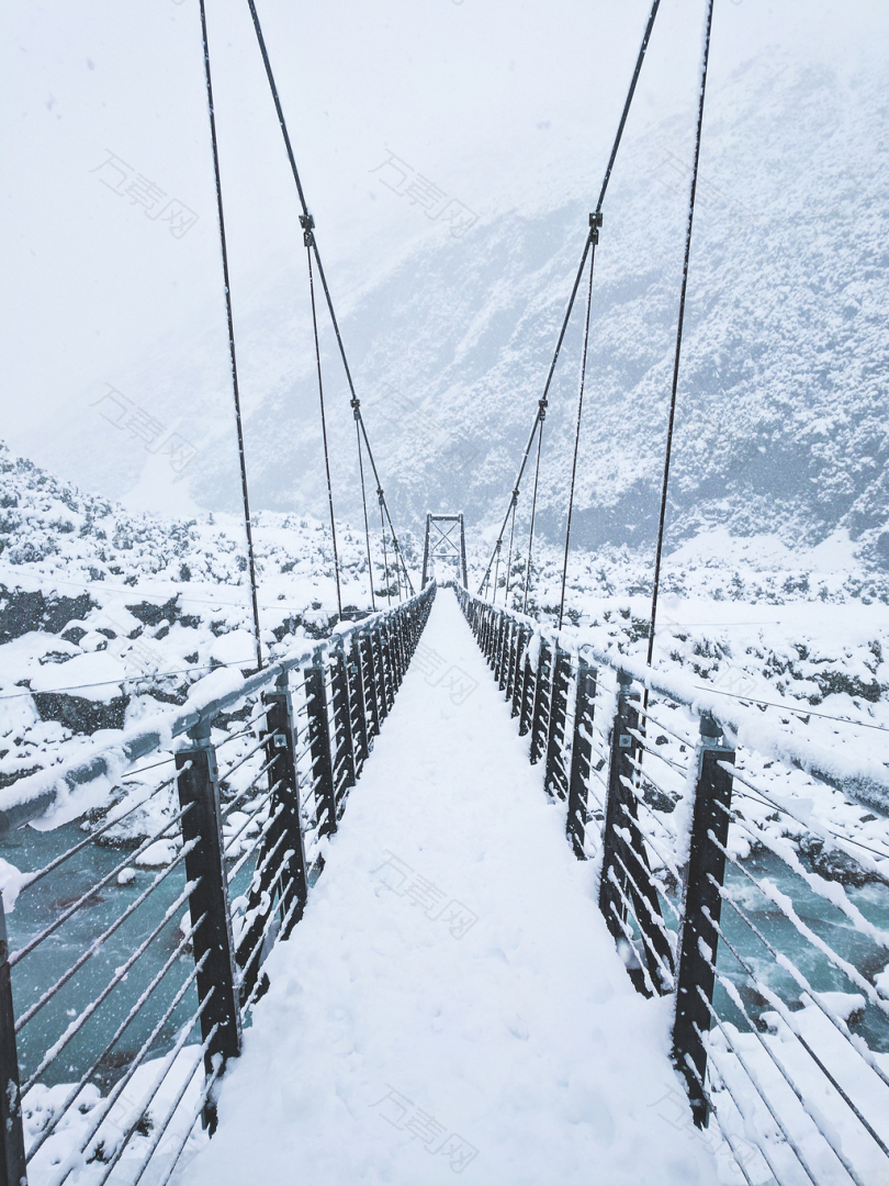 被雪覆盖的桥梁照片