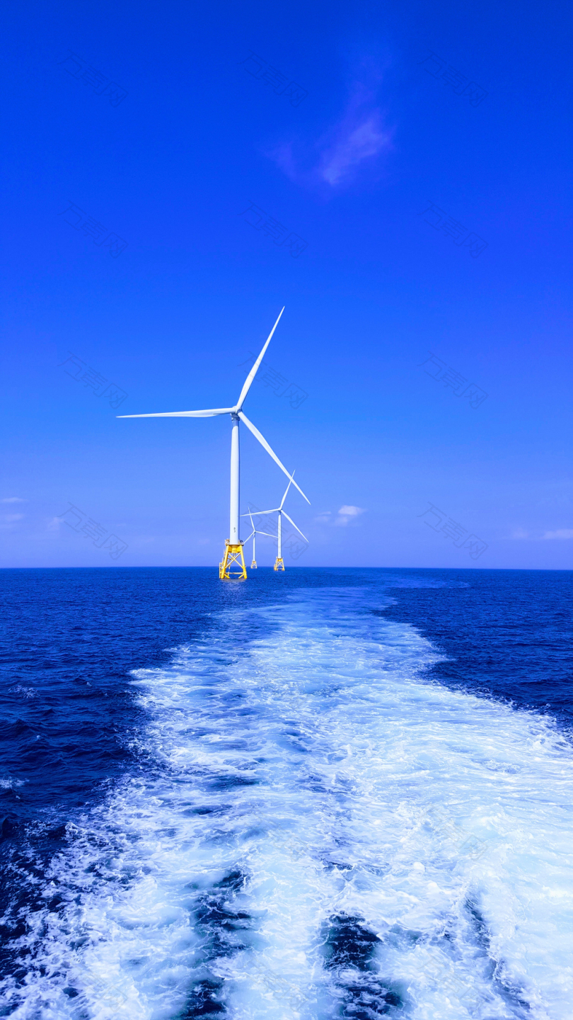 海上三台白色风力发电机