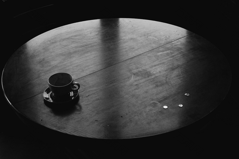 黑色陶瓷茶托上的黑色陶瓷茶杯